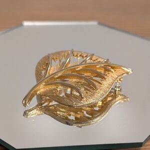 VTG Mid-Century Gold-Tone Textured Openwork Leaf Brooch Pin